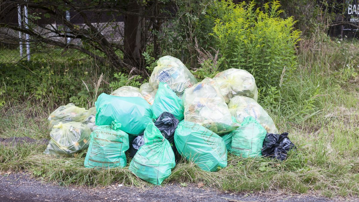 Jeden člověk zemřel a nejméně 27 se pohřešuje po sesuvu na skládce na Filipínách